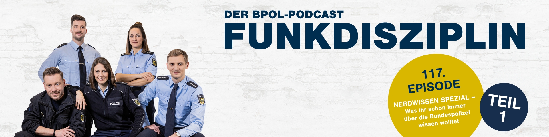 Die Podcast Moderator:innen vor einem weißen HIntergrund in Uniform.